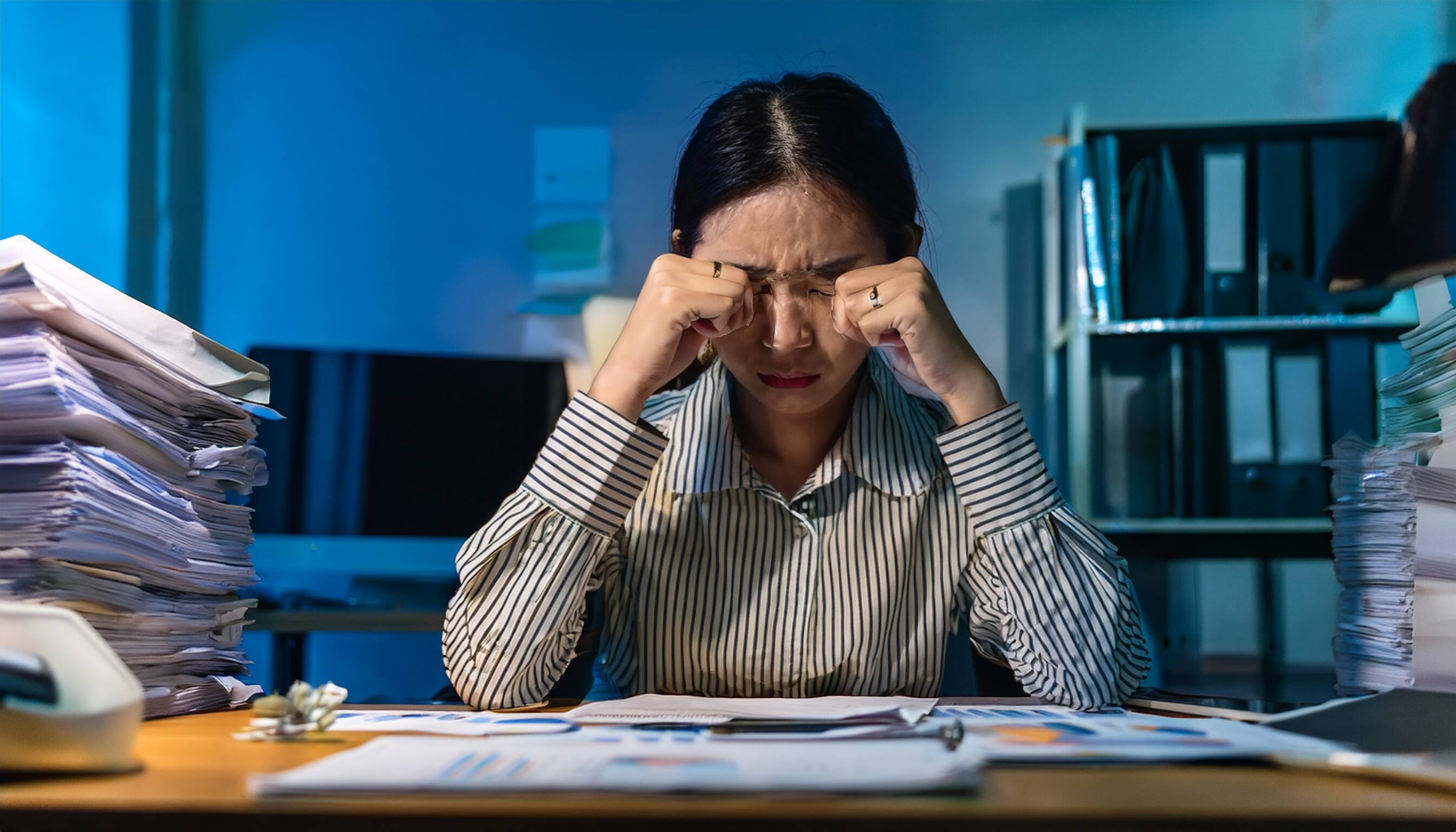 パワハラ上司に苦しみ、退職を考える女性